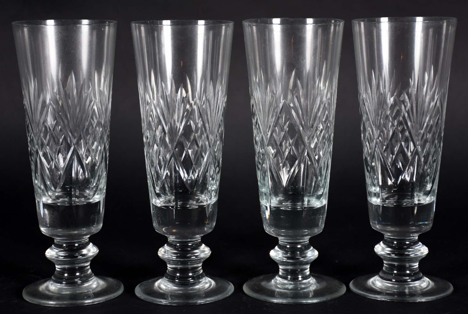Conjunto de copos em demi cristal lapidado, composto de: 12 flutes... - foto 4 de 6