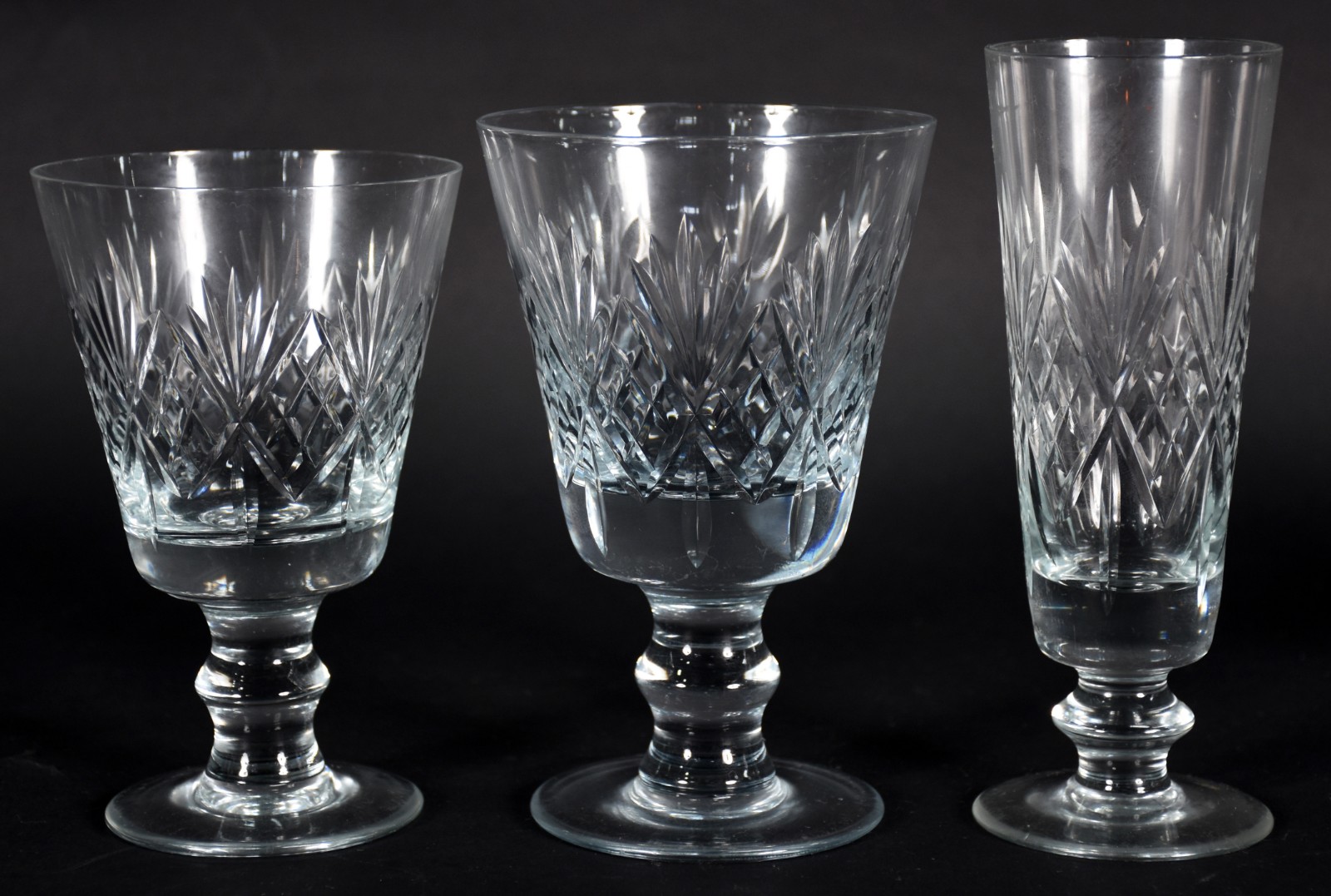 Conjunto de copos em demi cristal lapidado, composto de: 12 flutes... - foto 5 de 6