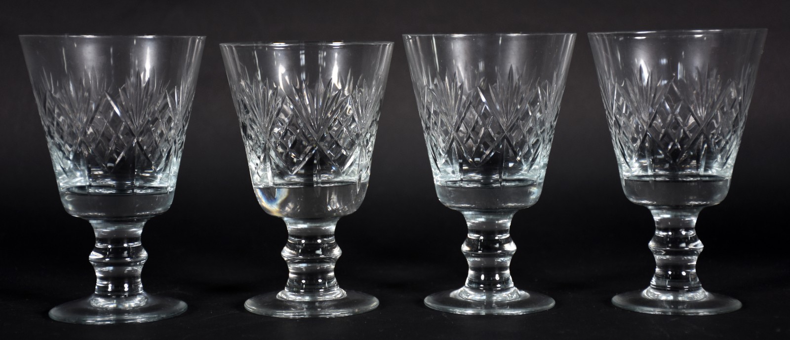 Conjunto de copos em demi cristal lapidado, composto de: 12 flutes... - foto 3 de 6