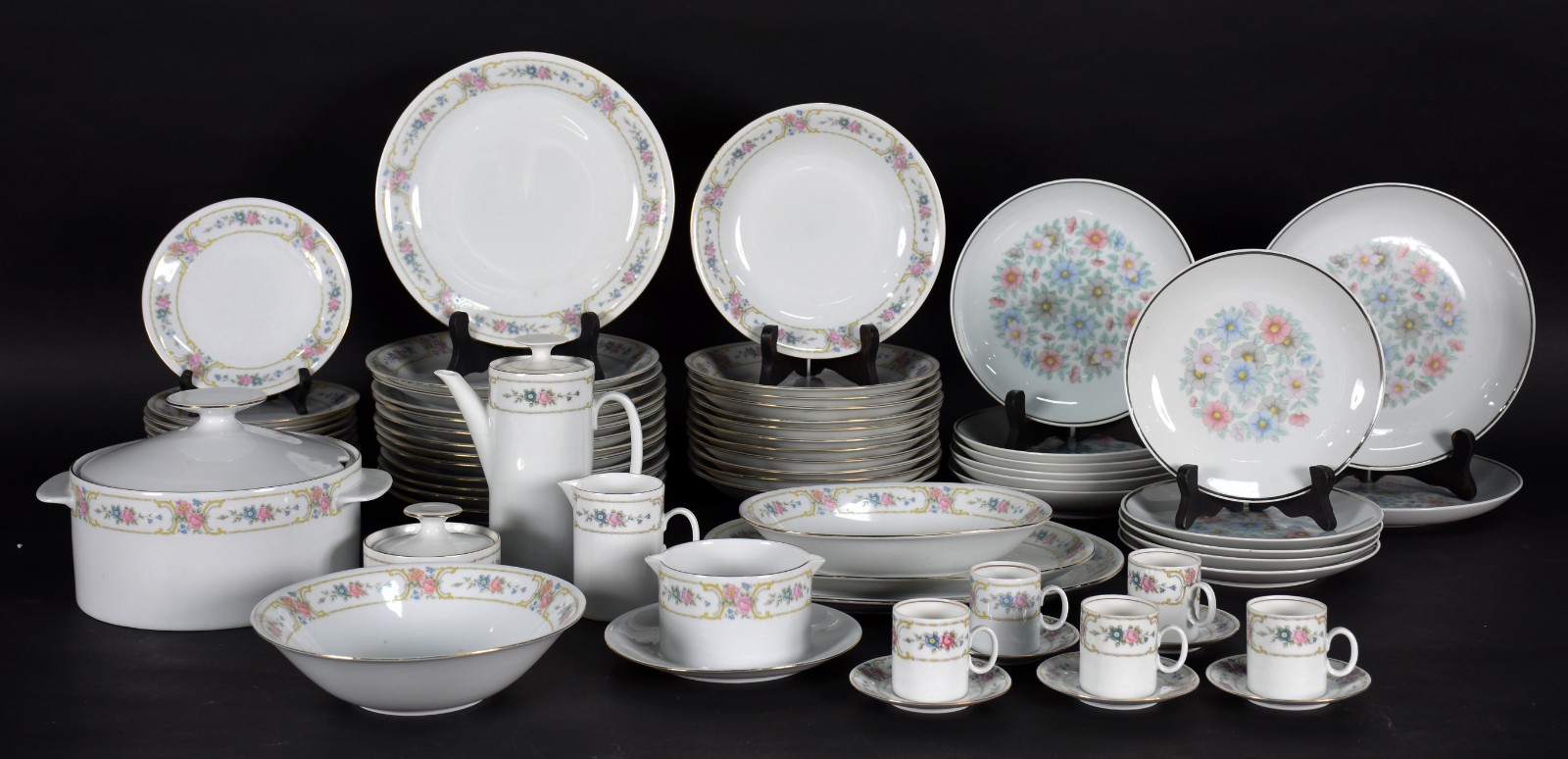 Conjunto de porcelana Renner composto de: 13 pratos rasos, 12 pratos... - foto 1 de 5