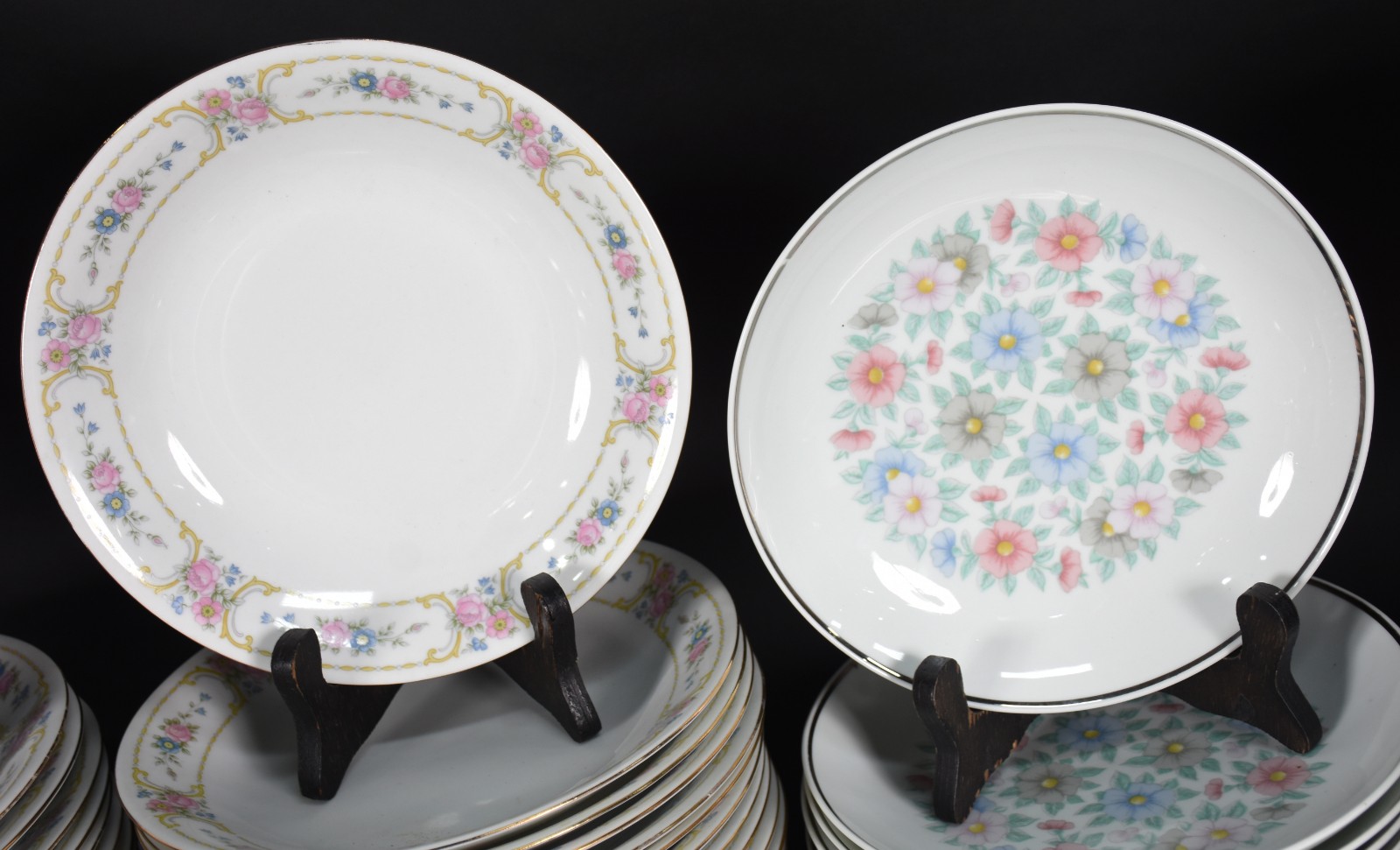 Conjunto de porcelana Renner composto de: 13 pratos rasos, 12 pratos... - foto 3 de 5