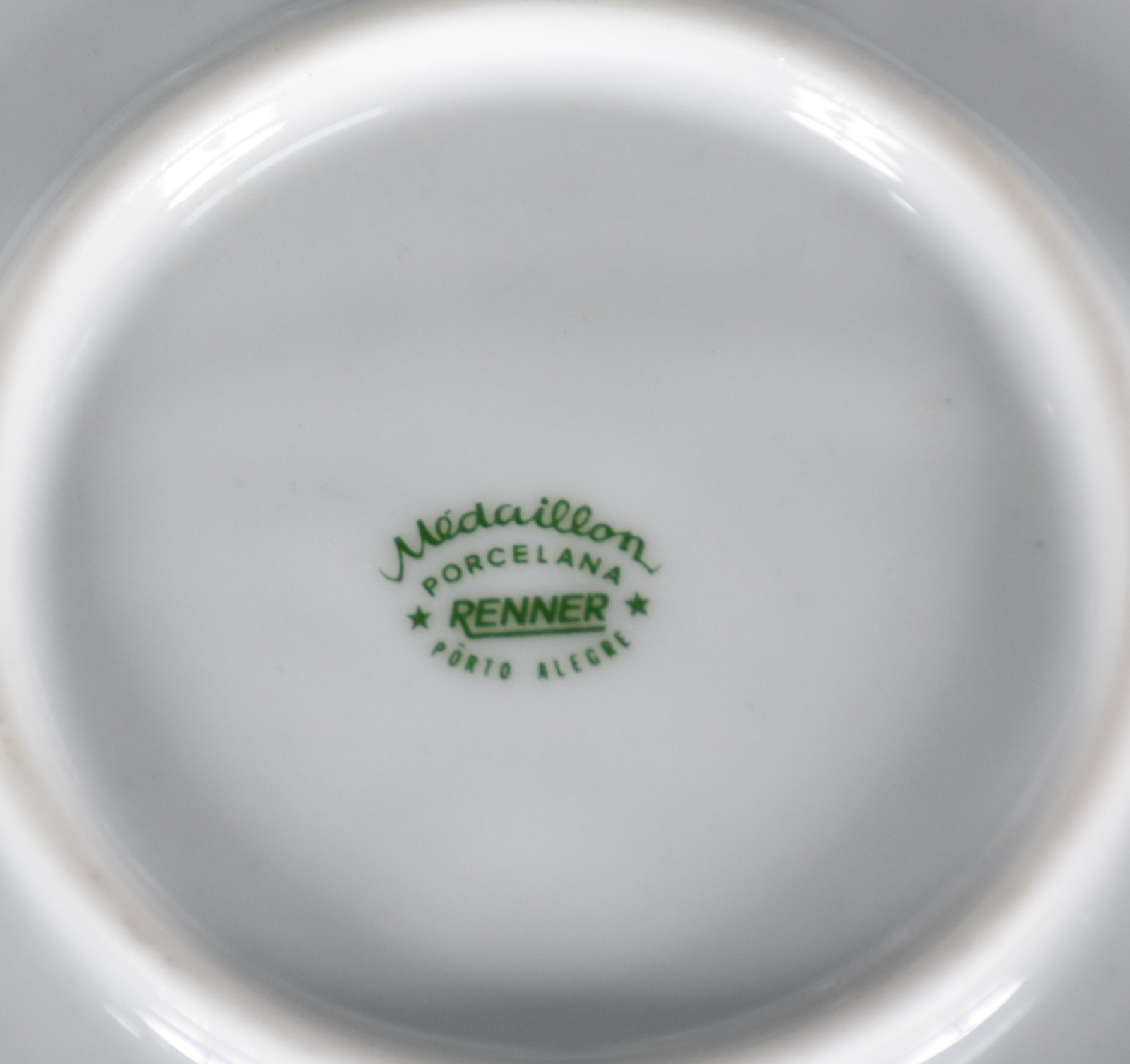 Conjunto de porcelana Renner composto de: 13 pratos rasos, 12 pratos... - foto 4 de 5