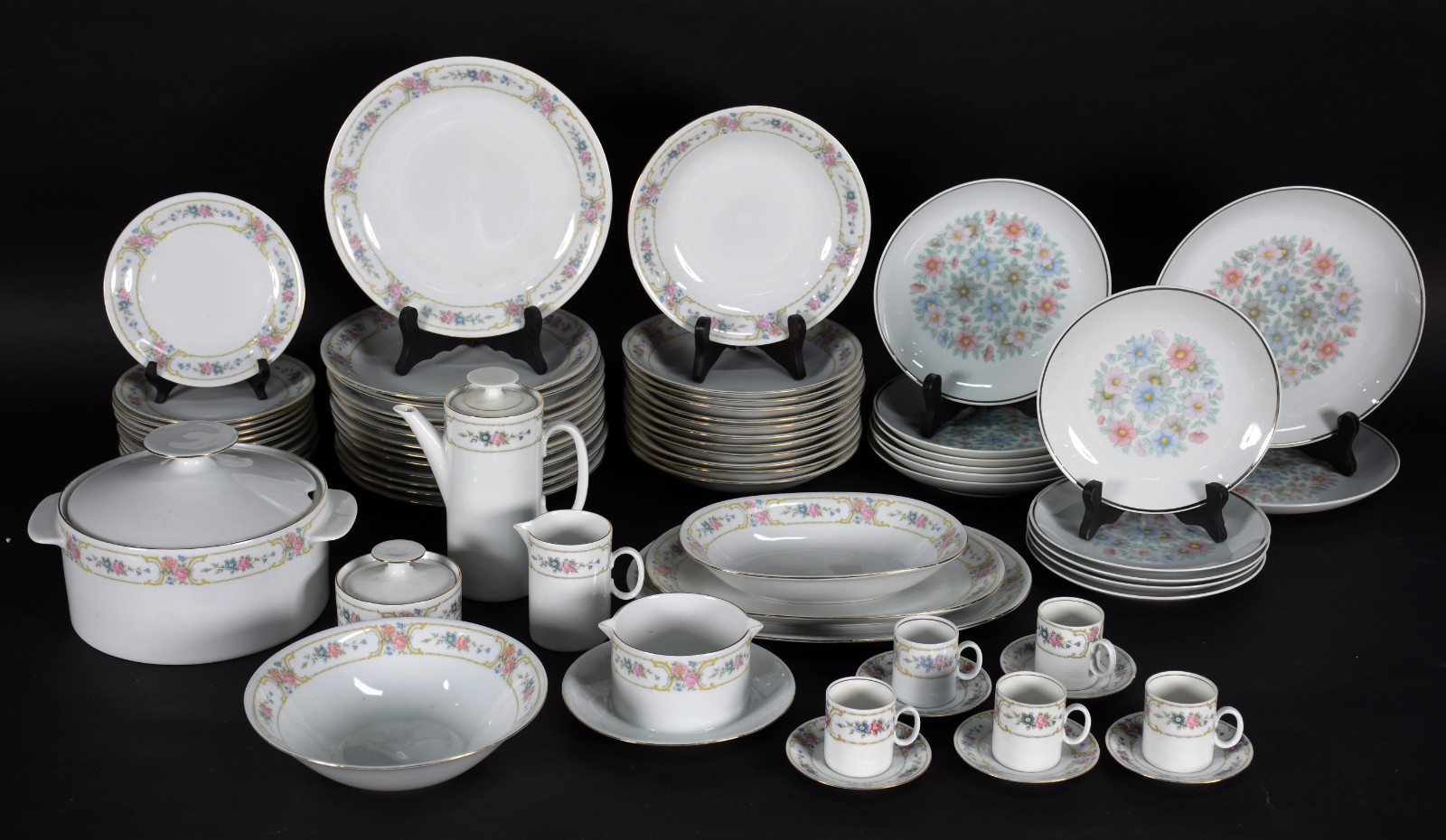 Conjunto de porcelana Renner composto de: 13 pratos rasos, 12 pratos... - foto 2 de 5