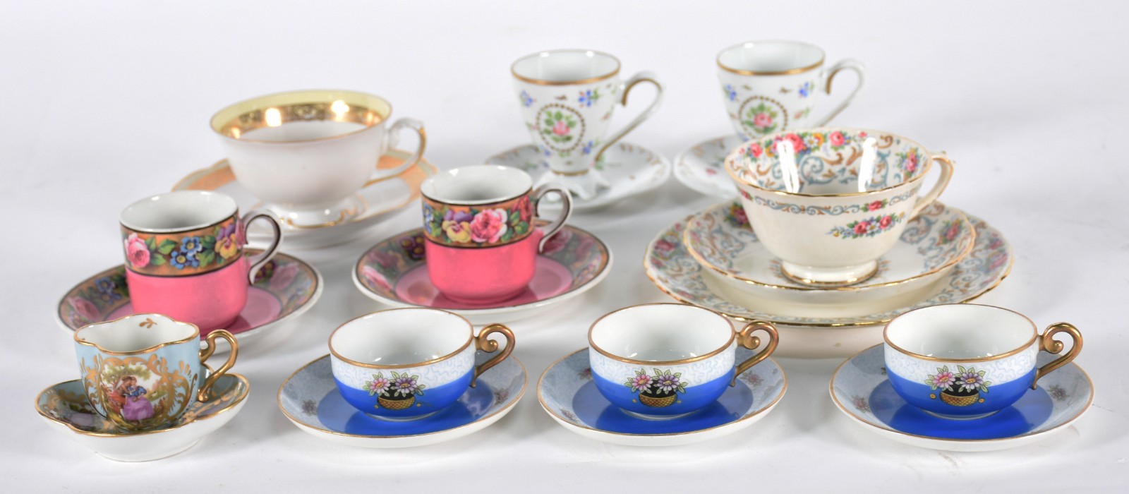 Dez xícaras de porcelana de diversas procedências e decorações. - foto 2 de 9