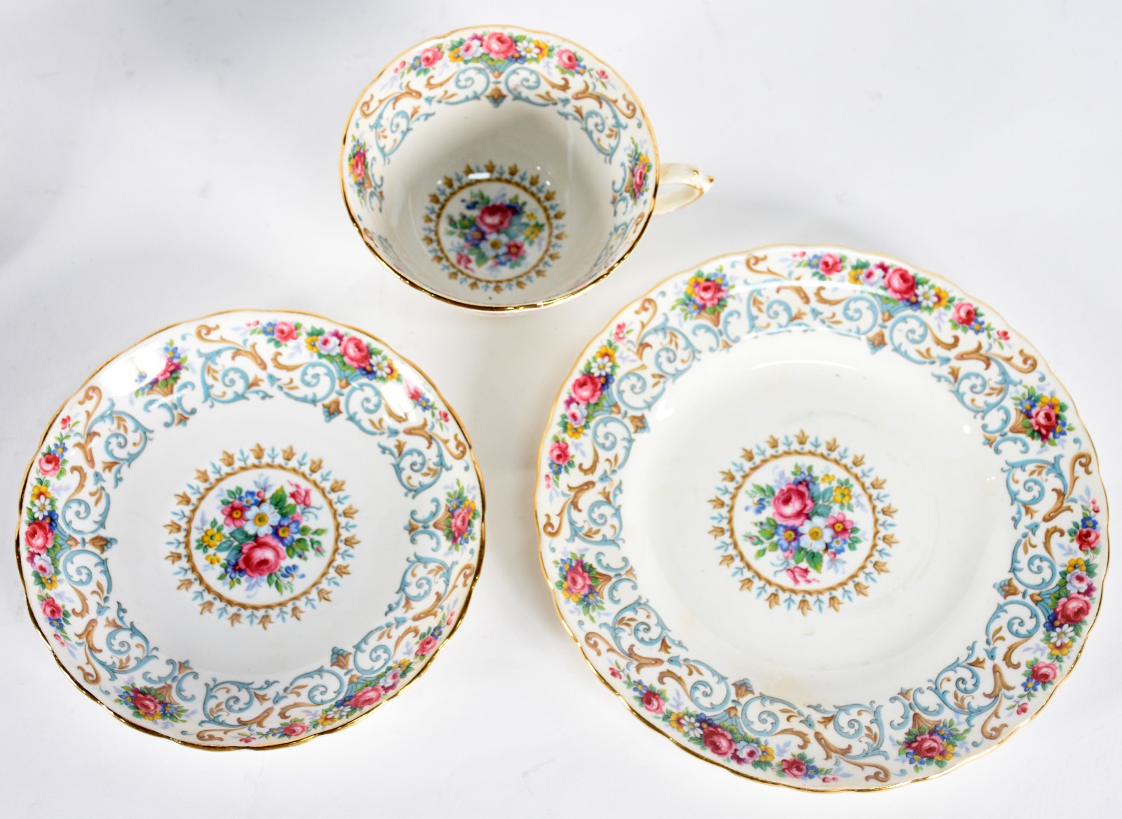 Dez xícaras de porcelana de diversas procedências e decorações. - foto 3 de 9