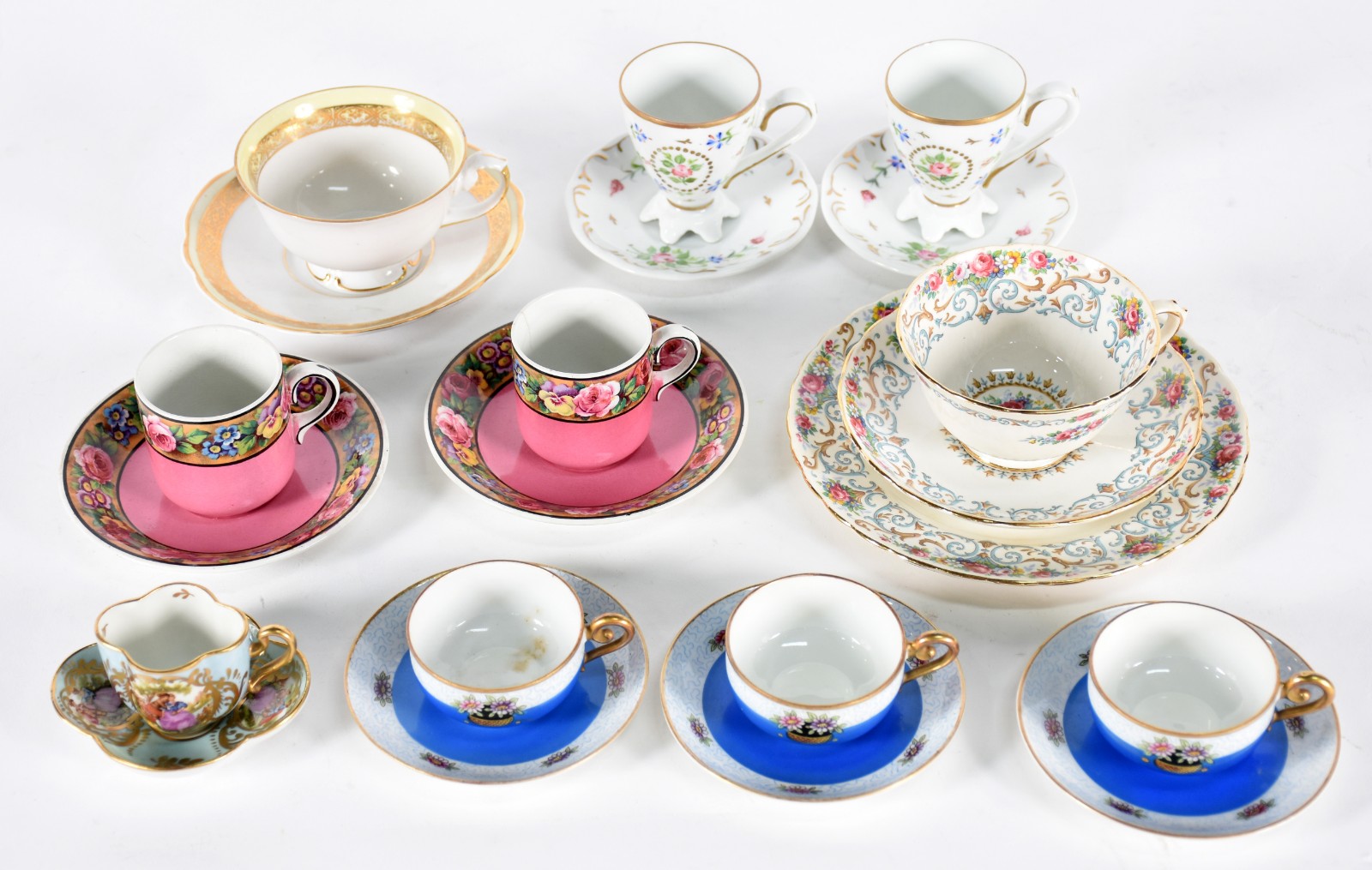 Dez xícaras de porcelana de diversas procedências e decorações. - foto 1 de 9