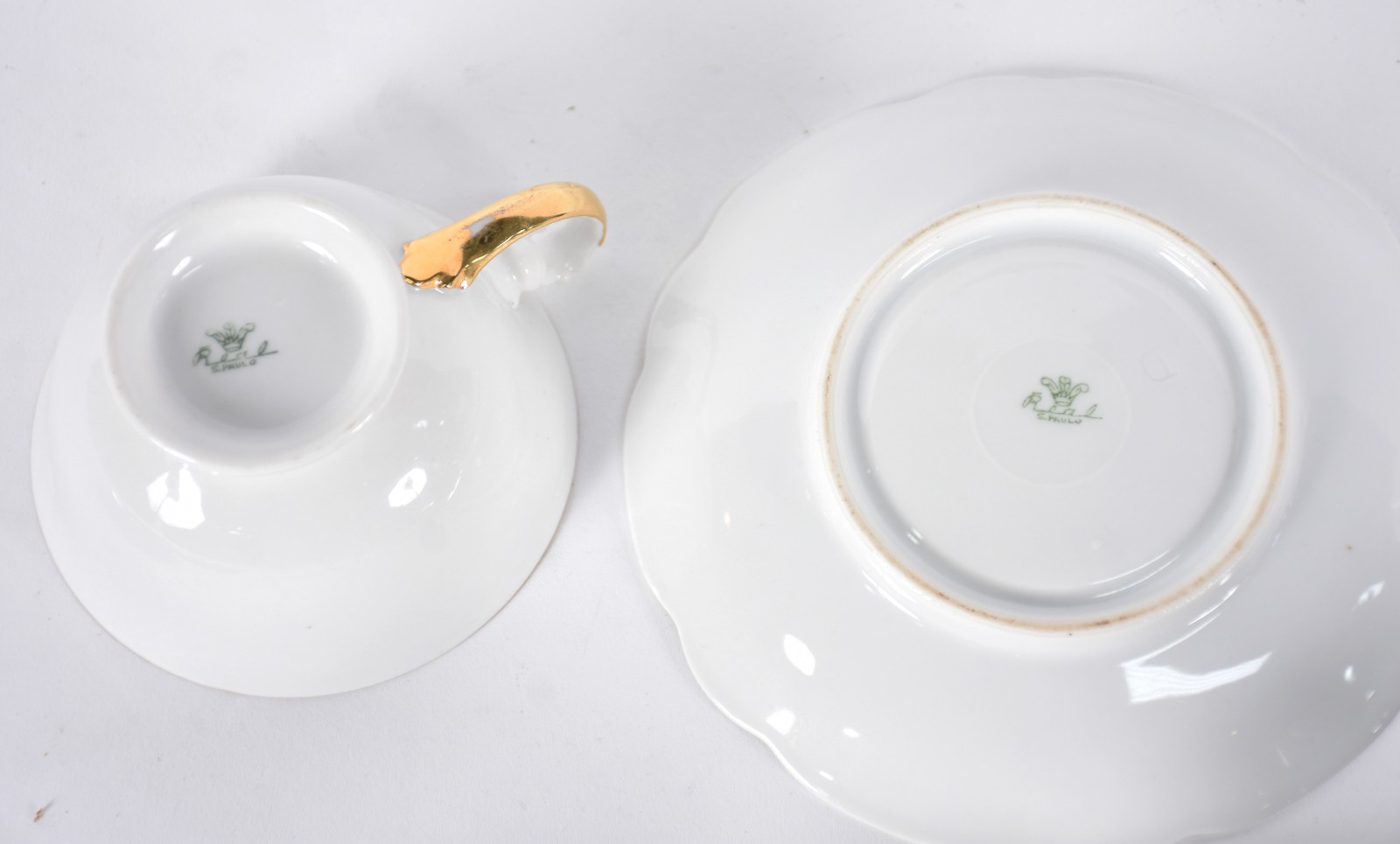 Dez xícaras de porcelana de diversas procedências e decorações. - foto 5 de 9