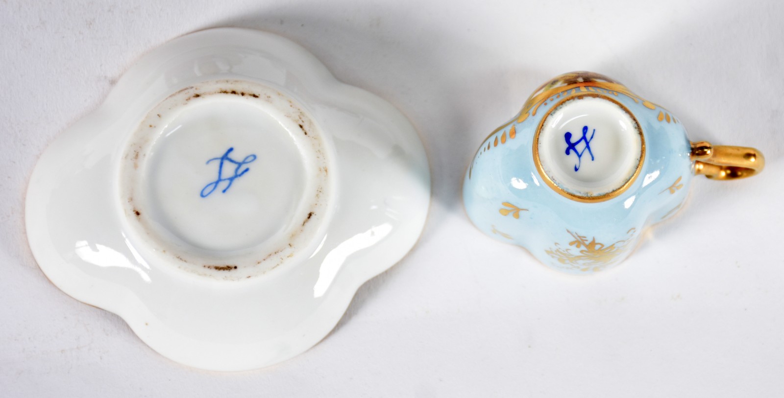 Dez xícaras de porcelana de diversas procedências e decorações. - foto 7 de 9
