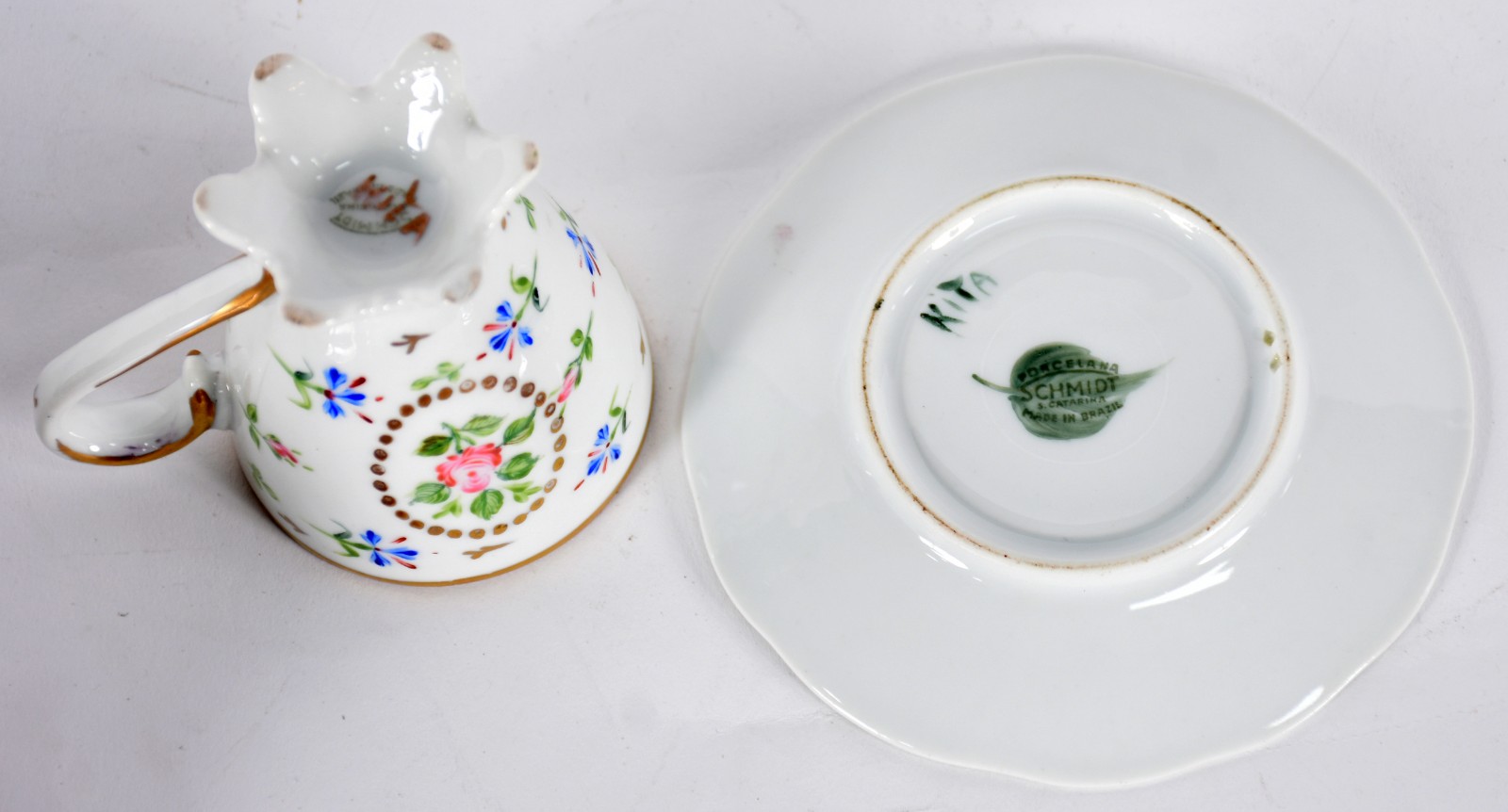 Dez xícaras de porcelana de diversas procedências e decorações. - foto 8 de 9