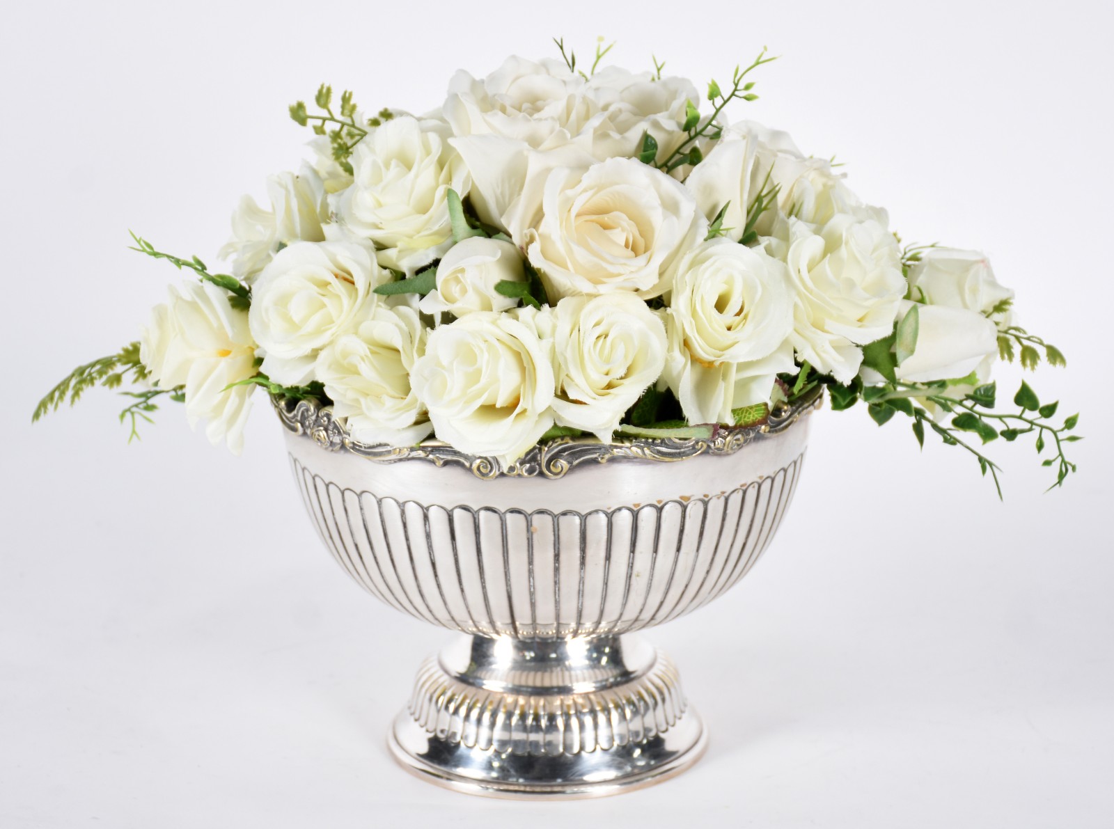 Cachepot com banho de prata com composição de rosas permanentes. - foto 1 de 5