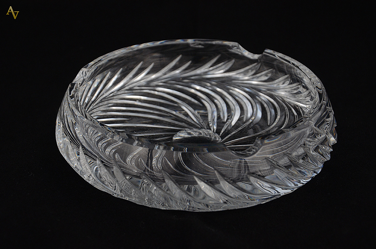 Cinzeiro de cristal lapidado. Diâmetro 18 cm.