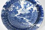 Aparelho de jantar de faiança Inglesa azul e br... - Aparelho de jantar de faiança Inglesa azul e branca produzida na Z.F. de Manaus, composto de 22 pratos rasos, 12 pratos fundos, 10 pratos para s...