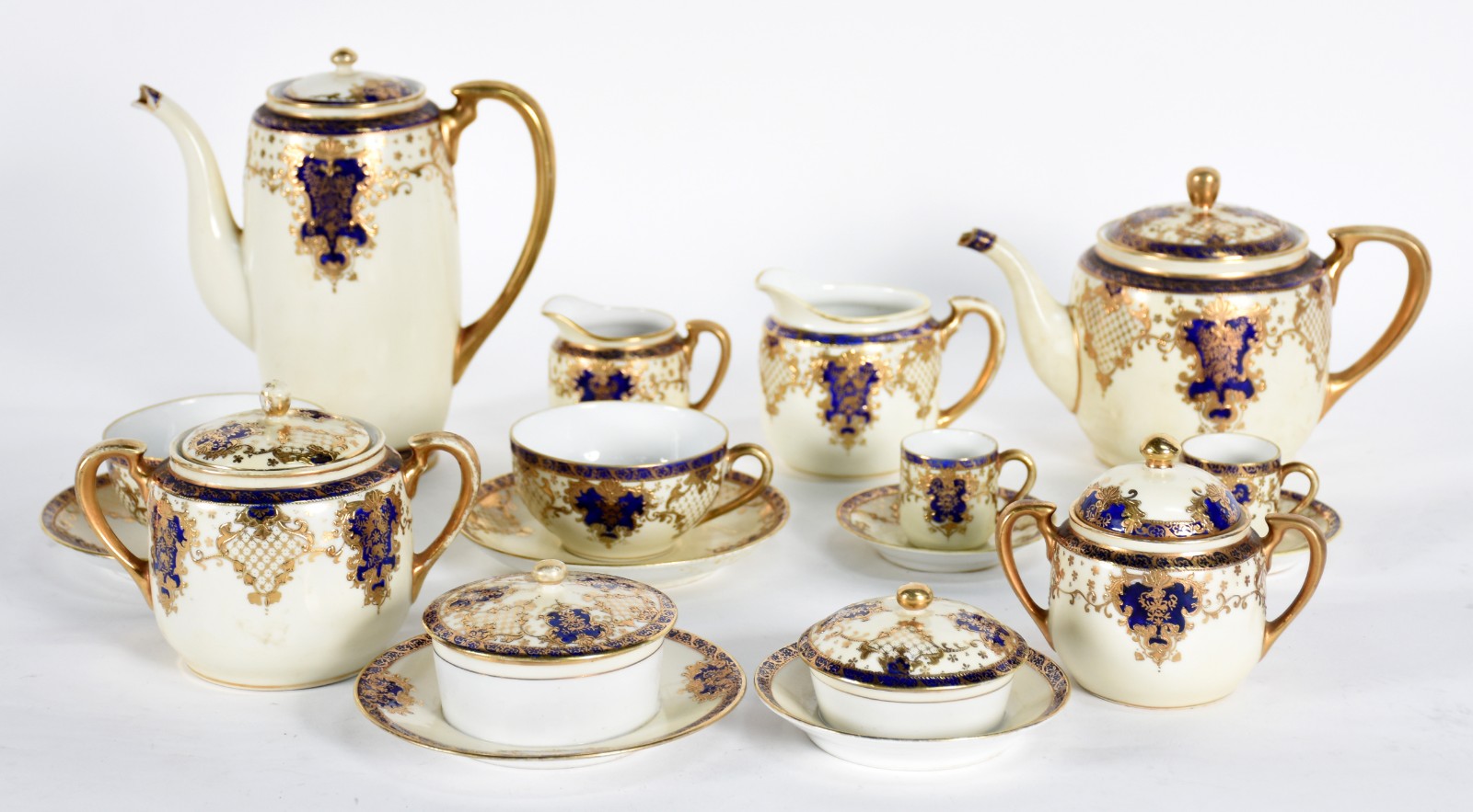 Conjunto de porcelana Noritake composto de: 2 bules, leiteira, jarra... - foto 1 de 7