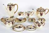 Conjunto de porcelana Noritake composto de: 2 b... - Conjunto de porcelana Noritake composto de: 2 bules, leiteira, jarra para creme, 2 açucareiros, 2 manteigueiras, 2 xícaras para chá com pires(1 ...
