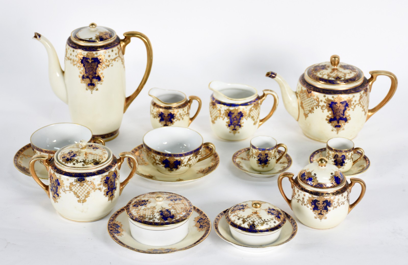 Conjunto de porcelana Noritake composto de: 2 bules, leiteira, jarra... - foto 2 de 7