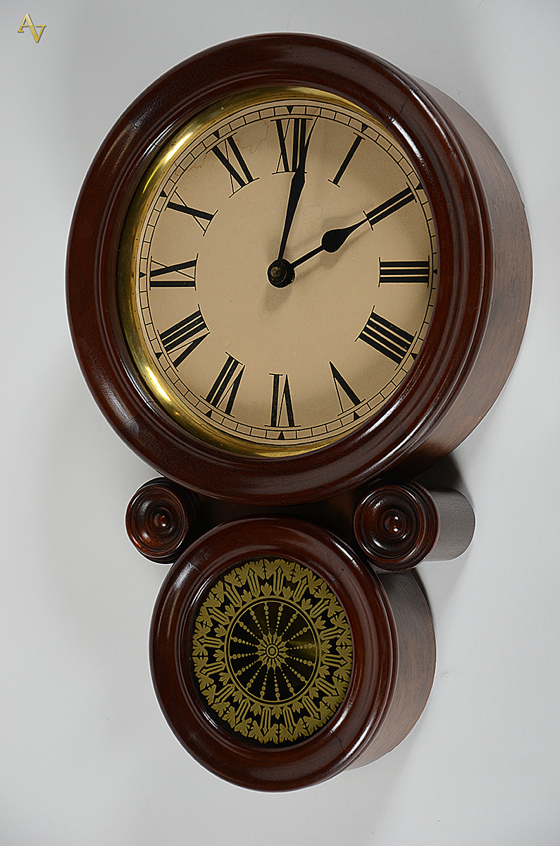 Relógio feitio oitavado, funcionando, utiliza pilhas. Altura 54 cm.
