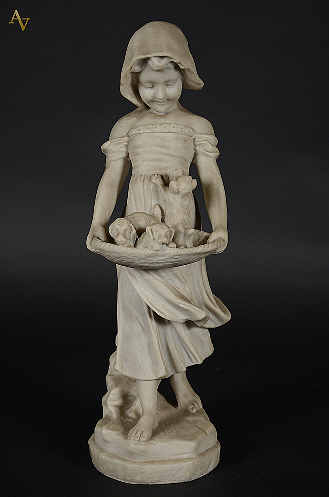 Estatueta de resina representando Menina com gatos, altura 50 cm. - foto 1 de 3