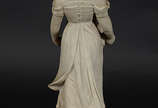 Estatueta de resina representando Menina com ga... - Estatueta de resina representando Menina com gatos, altura 50 cm.