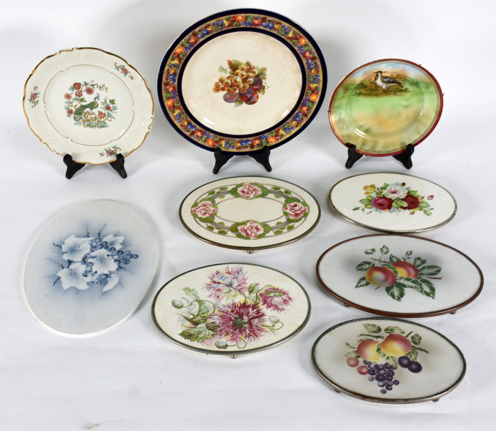 Diversas peças, sendo 3 pratos de porcelana (KPM e ingles) e 6 placas... - foto 1 de 7