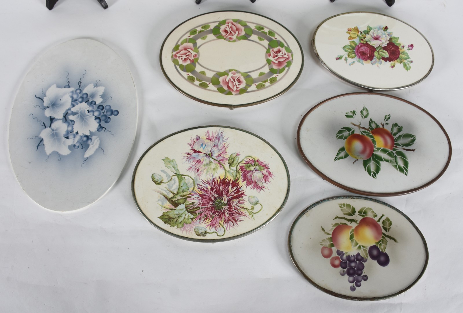 Diversas peças, sendo 3 pratos de porcelana (KPM e ingles) e 6 placas... - foto 2 de 7