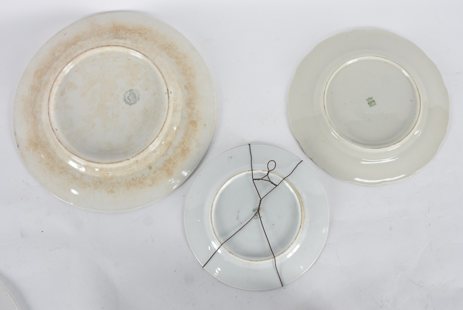 Diversas peças, sendo 3 pratos de porcelana (KPM e ingles) e 6 placas... - foto 4 de 7