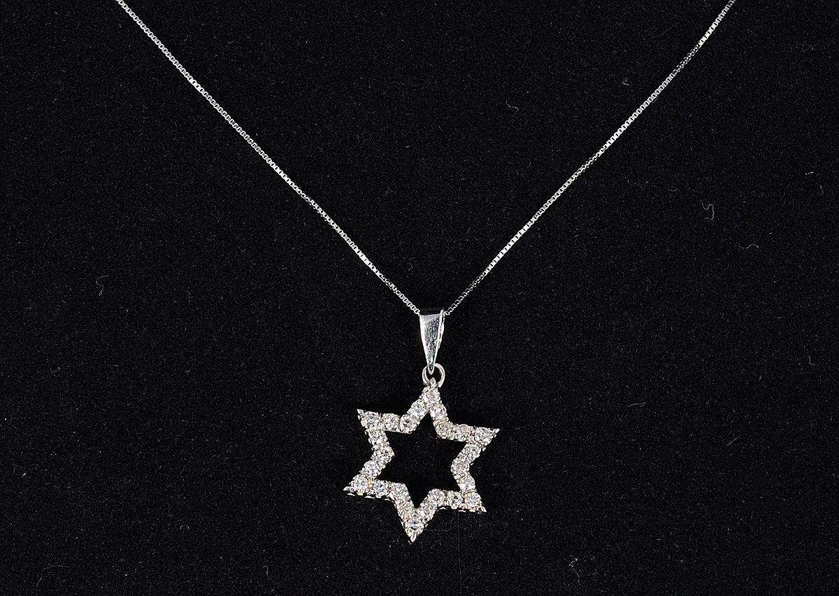 Colar de ouro branco com pendente de brilhantes em forma de estrela... - foto 1 de 2