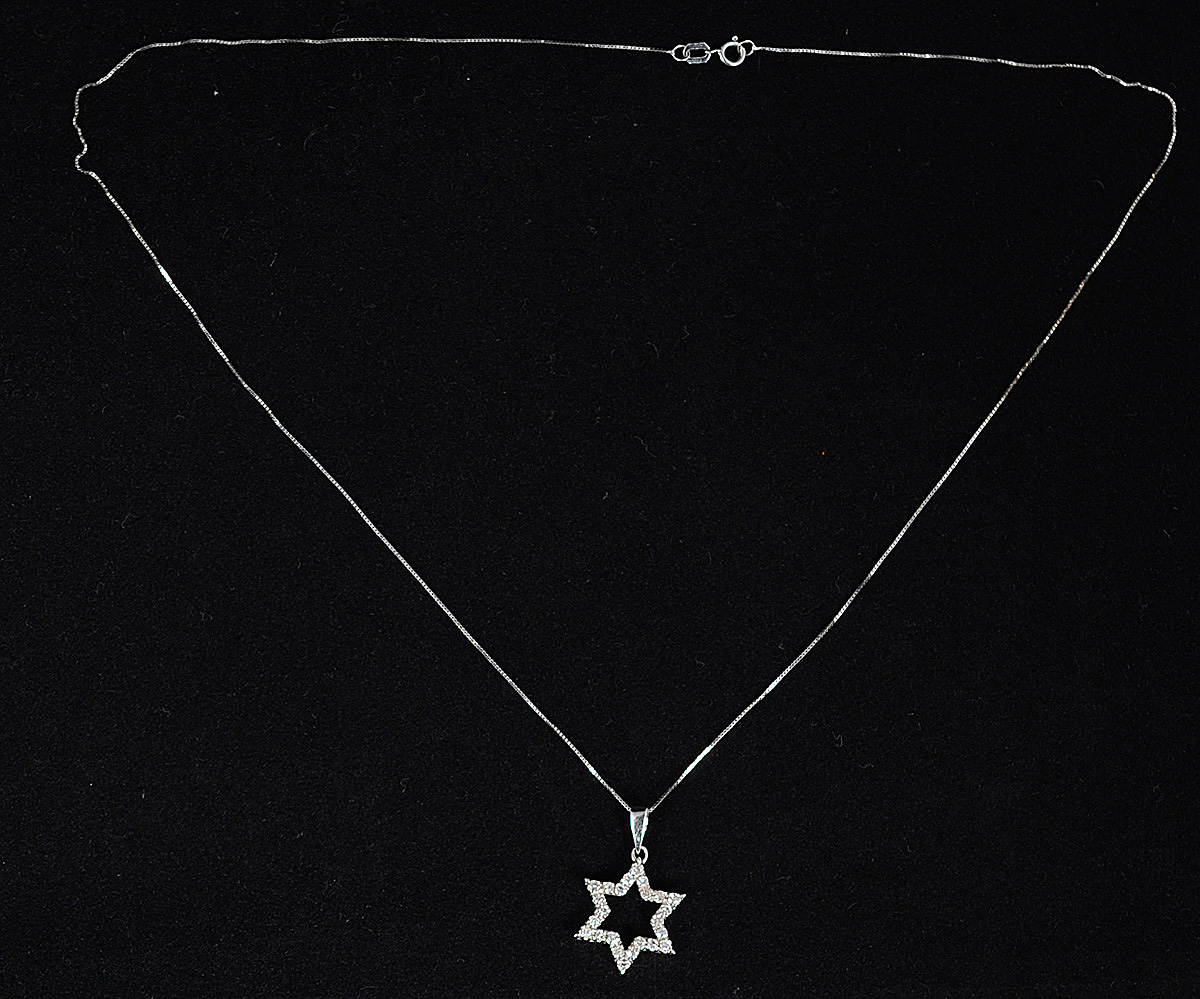 Colar de ouro branco com pendente de brilhantes em forma de estrela... - foto 2 de 2