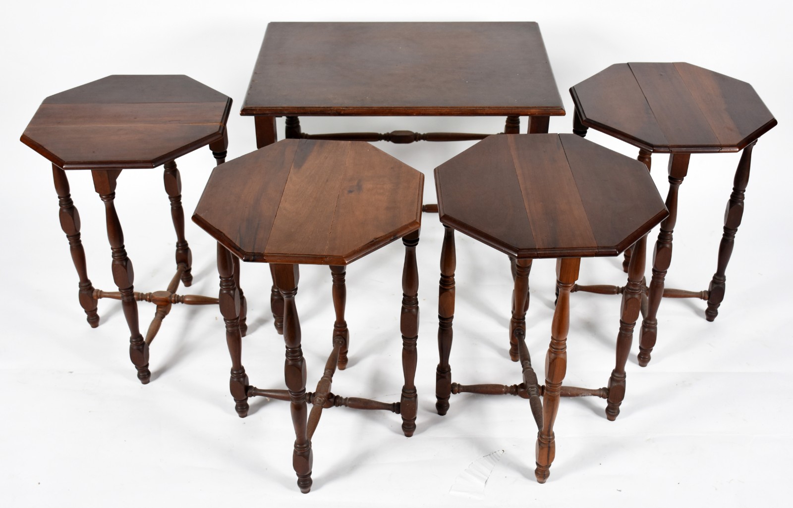 Mesa ninho de madeira nobre com 4 peças encaixadas, pernas torneadas... - foto 2 de 4