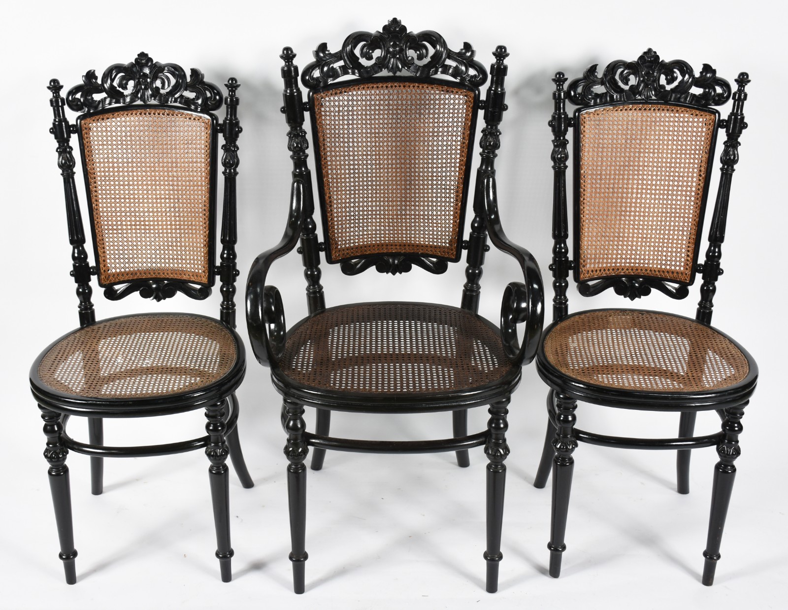 Conjunto com tres cadeiras de madeira nobre pintadas de preto... - foto 1 de 4
