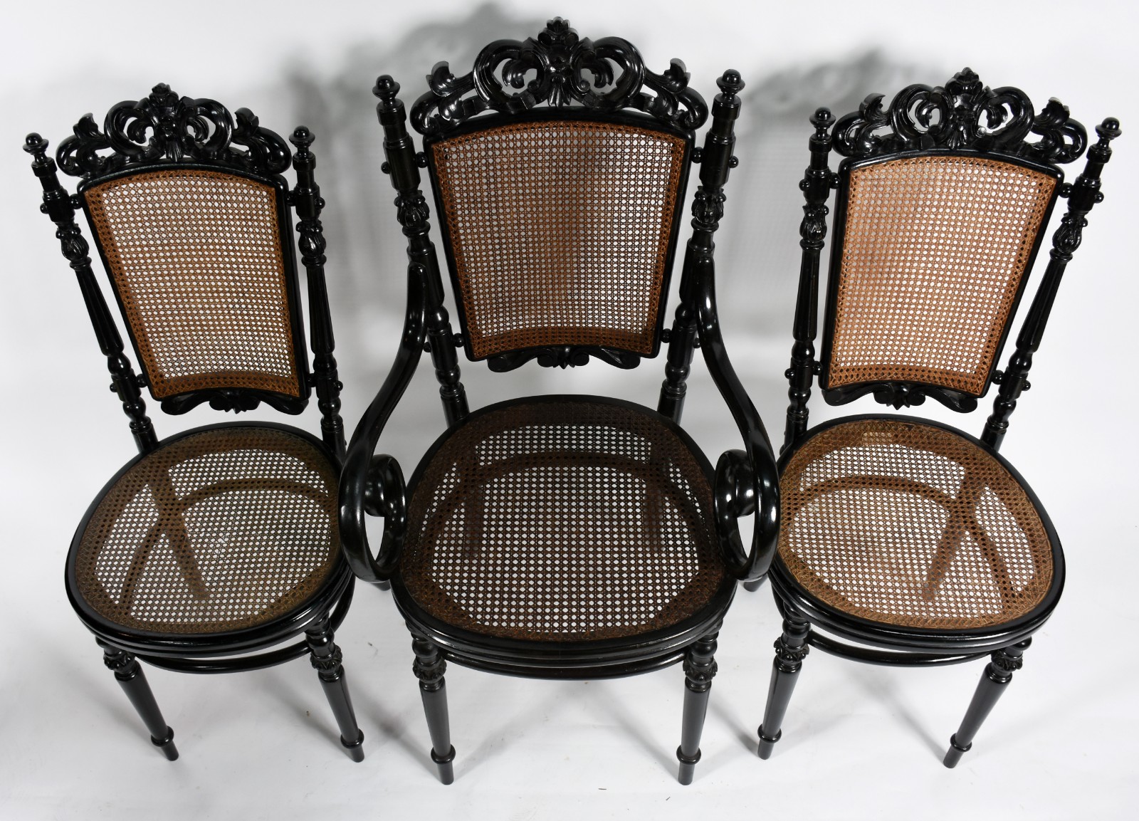 Conjunto com tres cadeiras de madeira nobre pintadas de preto... - foto 2 de 4