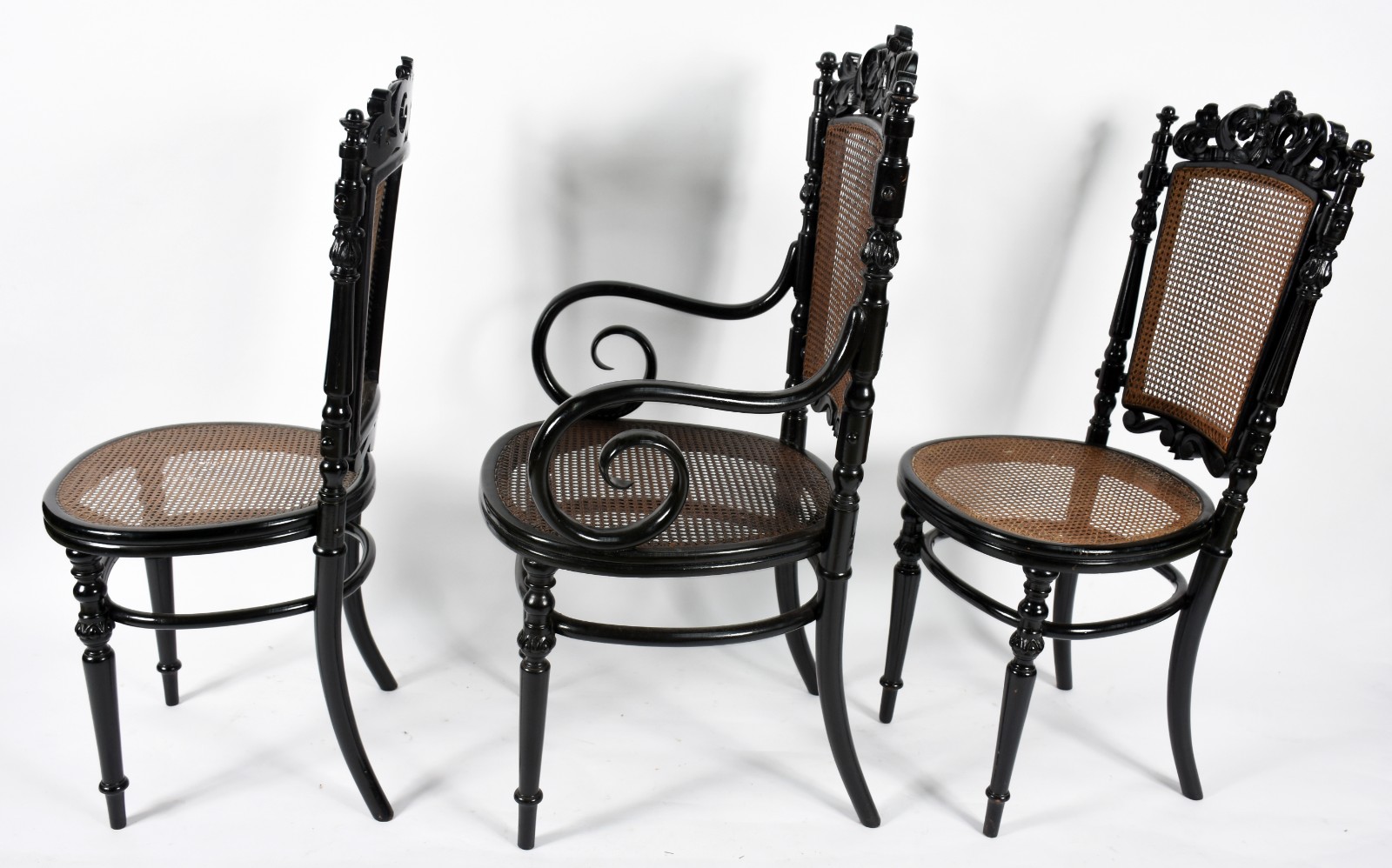 Conjunto com tres cadeiras de madeira nobre pintadas de preto... - foto 3 de 4
