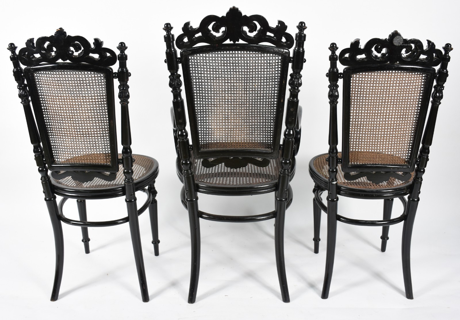 Conjunto com tres cadeiras de madeira nobre pintadas de preto... - foto 4 de 4