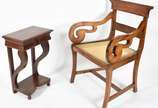 Duas peças de madeira nobre sendo cadeira com b... - Duas peças de madeira nobre sendo cadeira com braços e assento de palhinha, e mesinha de apoio com uma gaveta e platô inferior.