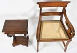 Duas peças de madeira nobre sendo cadeira com b... - Duas peças de madeira nobre sendo cadeira com braços e assento de palhinha, e mesinha de apoio com uma gaveta e platô inferior.
