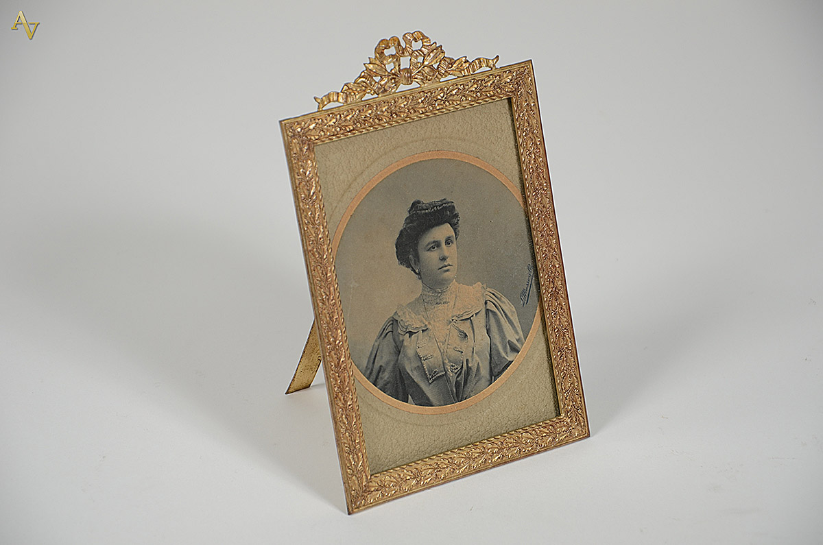 Porta retrato francês, moldura em bronze decorada com folhas em alto...