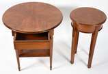 Duas mesinhas auxiliares de madeira nobre, feit... - Duas mesinhas auxiliares de madeira nobre, feitio redondo.