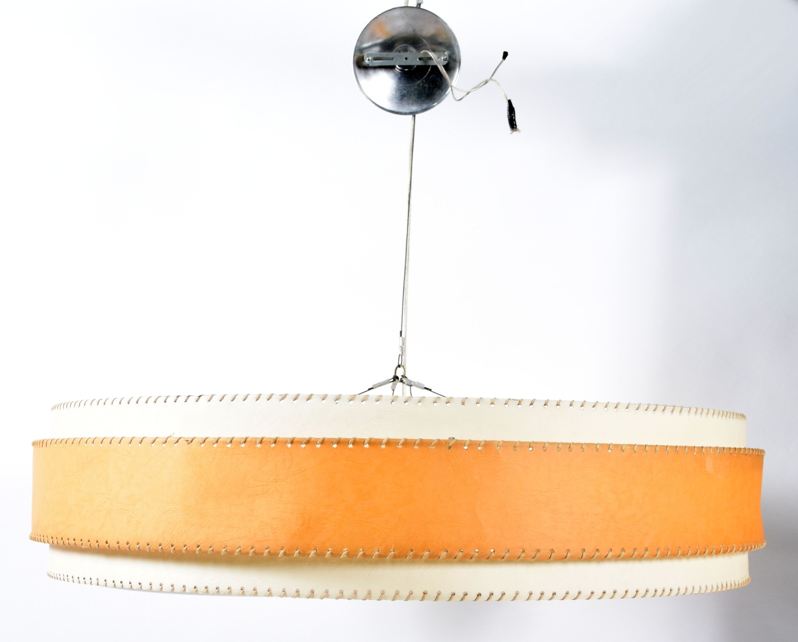 Lustre moderno com laterais de pergaminho com costura aparente e... - foto 2 de 4