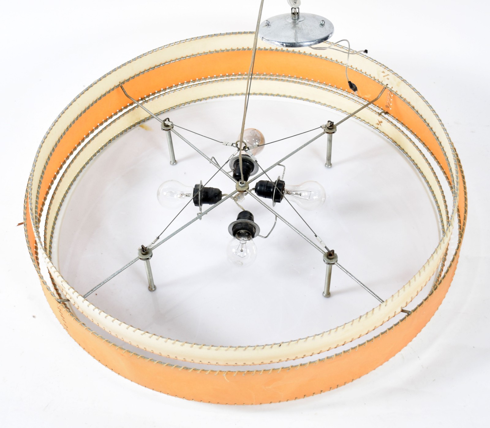 Lustre moderno com laterais de pergaminho com costura aparente e... - foto 3 de 4