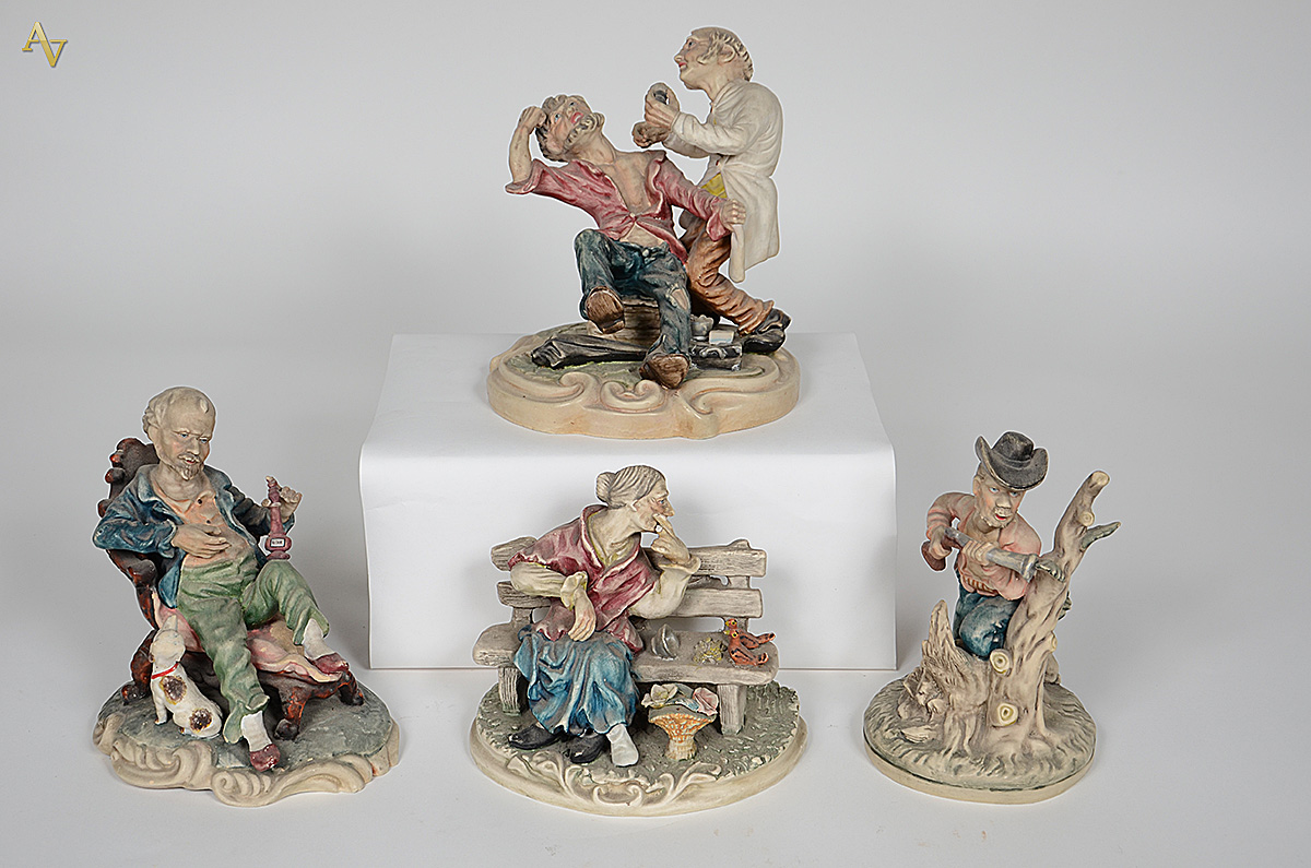Quatro estatuetas de porcelana portuguesa - Alturas 18 cm, 20 cm, 20... - foto 1 de 2