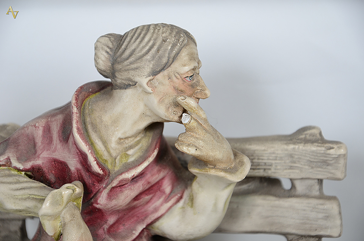 Quatro estatuetas de porcelana portuguesa - Alturas 18 cm, 20 cm, 20... - foto 2 de 2