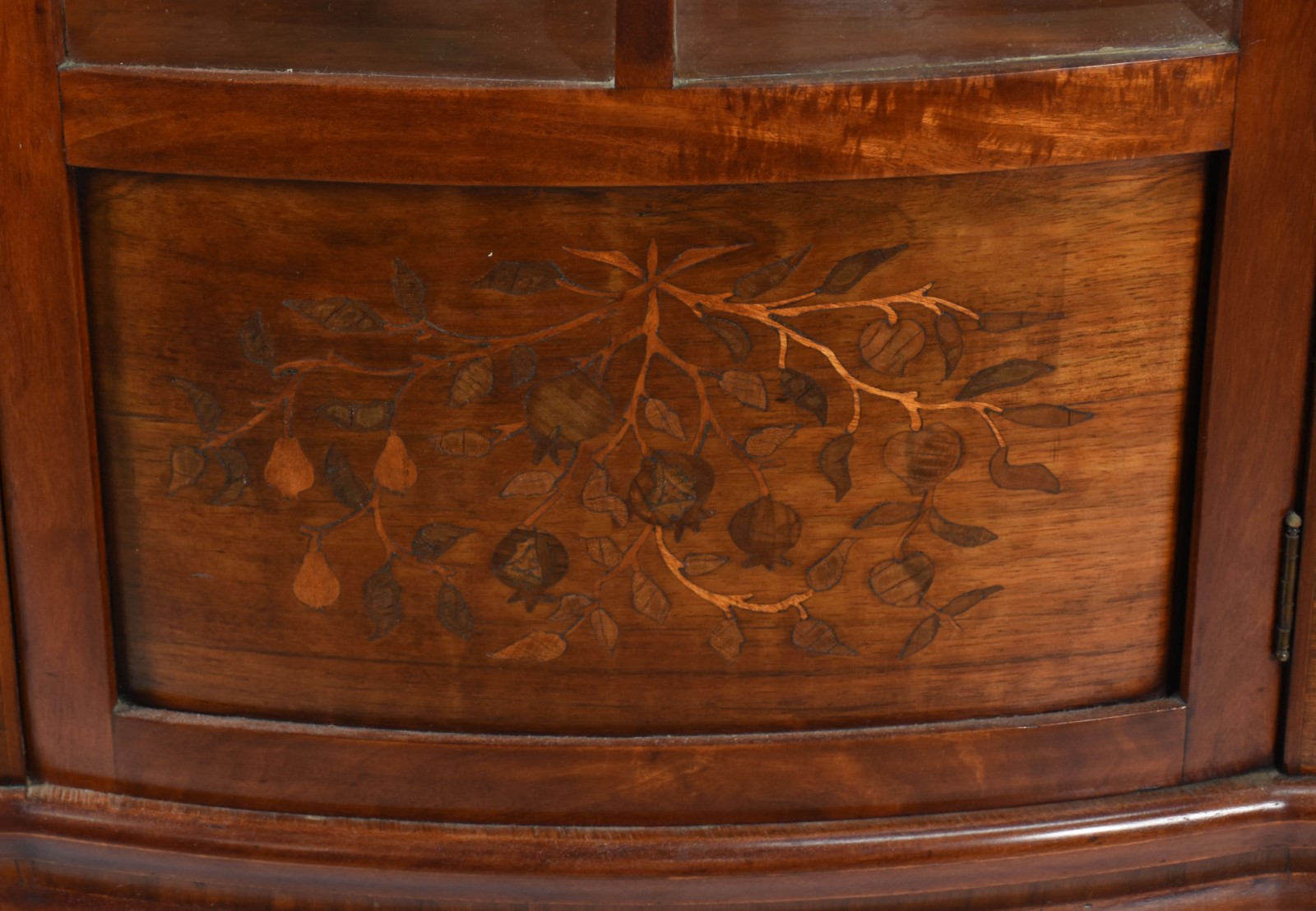 Cristaleira de madeira nobre com detalhes em marqueterie, porta com... - foto 2 de 4