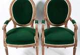 Par de cadeiras de madeira nobre estilo Luiz XV... - Par de cadeiras de madeira nobre estilo Luiz XVI, estofadas e forradas em veludo verde.