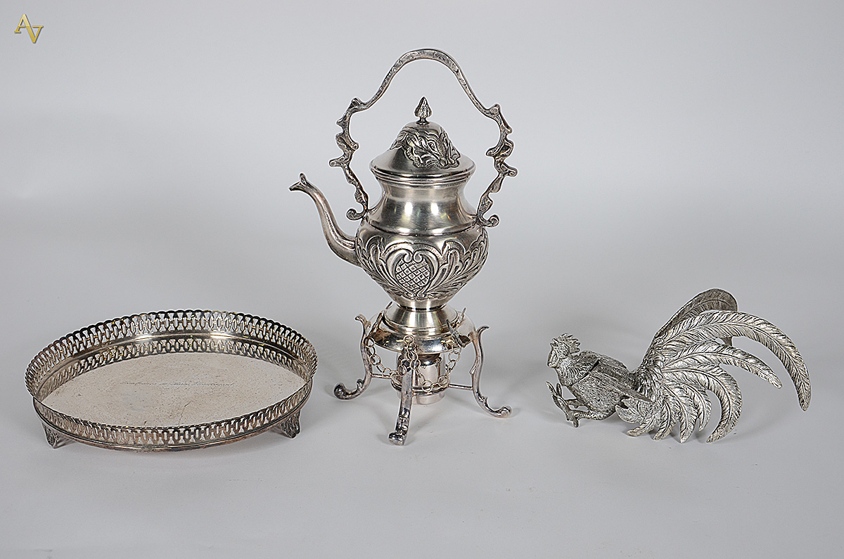 Tres peças diversas de metal prateado, sendo: Samovar (42 cm de...