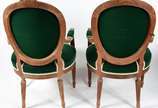 Par de cadeiras de madeira nobre estilo Luiz XV... - Par de cadeiras de madeira nobre estilo Luiz XVI, estofadas e forradas em veludo verde.