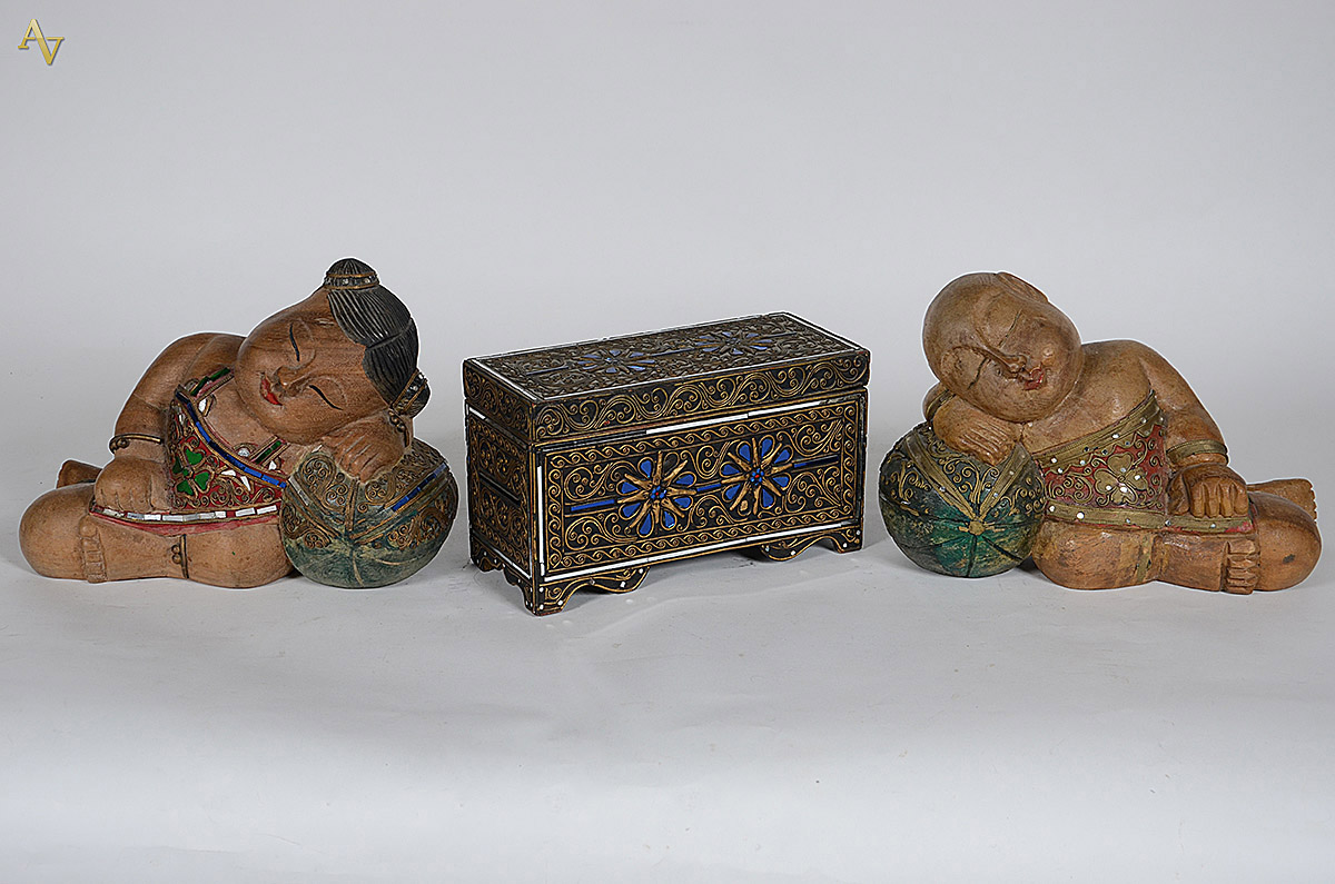 Três peças de Bali, sendo par de figuras (36 x 24 cm cada) e caixa de... - foto 1 de 2