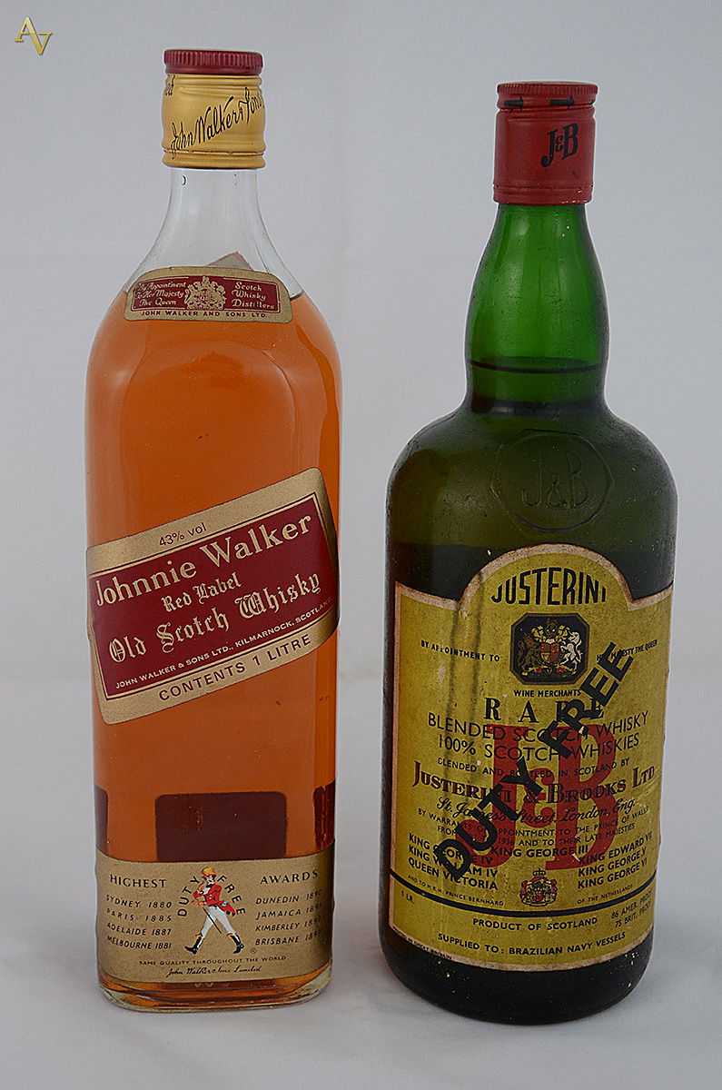 Duas garrafas de whisky Johnnie Walker e JB. - foto 1 de 2