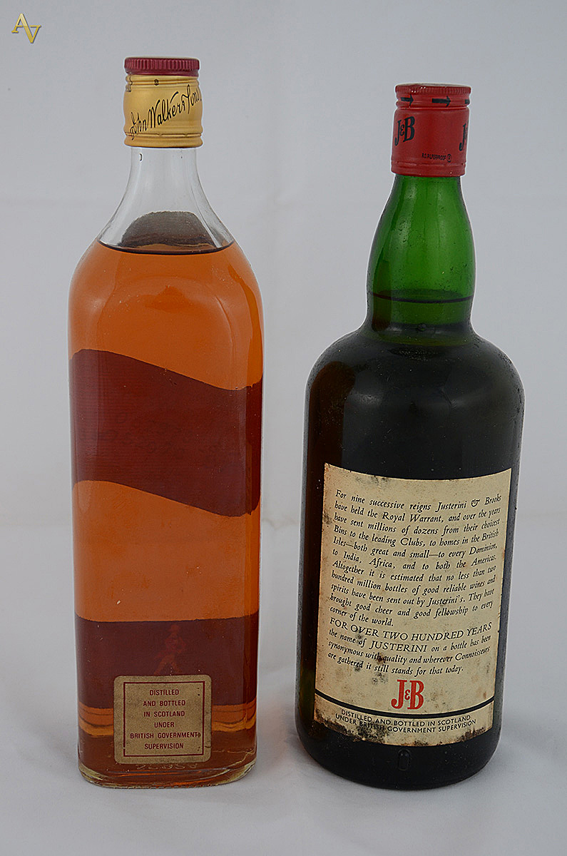 Duas garrafas de whisky Johnnie Walker e JB. - foto 2 de 2