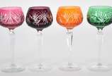 Seis taças para vinho  de cristal doublé  lapid... - Seis taças para vinho  de cristal doublé  lapidadas em diversas cores,  pé alto facetado (duas delas nas cores verde e azul de modelos diferentes).