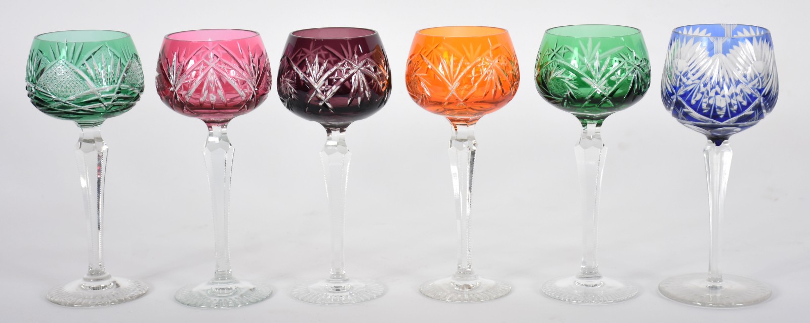 Seis taças para vinho de cristal doublé lapidadas em diversas cores... - foto 1 de 3