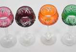 Seis taças para vinho  de cristal doublé  lapid... - Seis taças para vinho  de cristal doublé  lapidadas em diversas cores,  pé alto facetado (duas delas nas cores verde e azul de modelos diferentes).